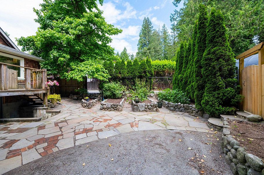 1075 Gladwin Drive North Vancouver, BC - 27