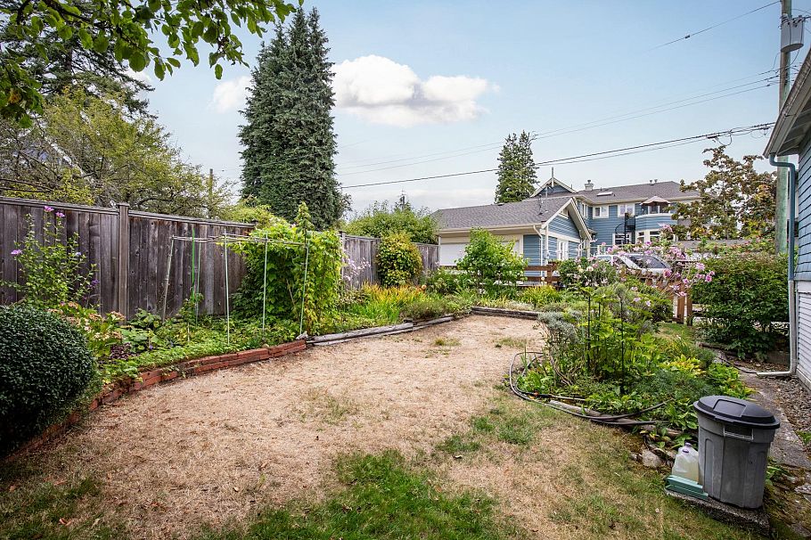 534 E 9th Street North Vancouver, BC - 18