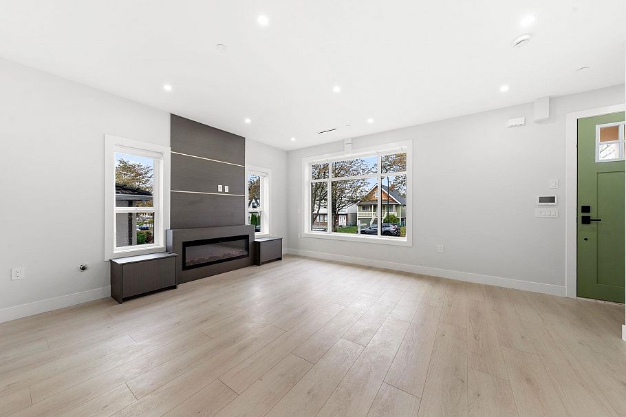 1 3274 E 44th Avenue Vancouver, BC - 5