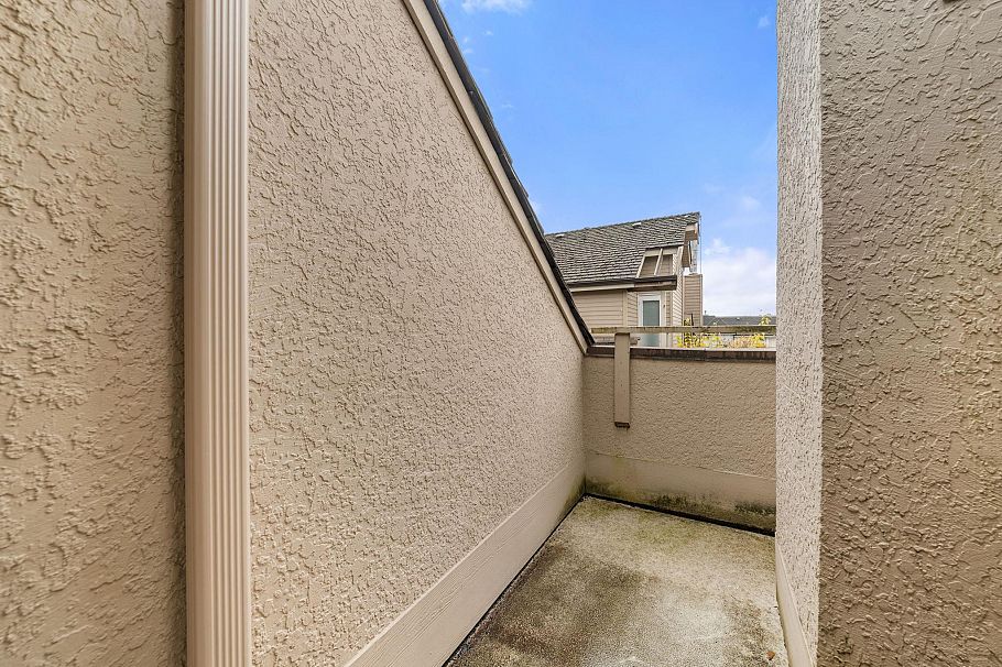 6 230 W 15th Street North Vancouver, BC - 24