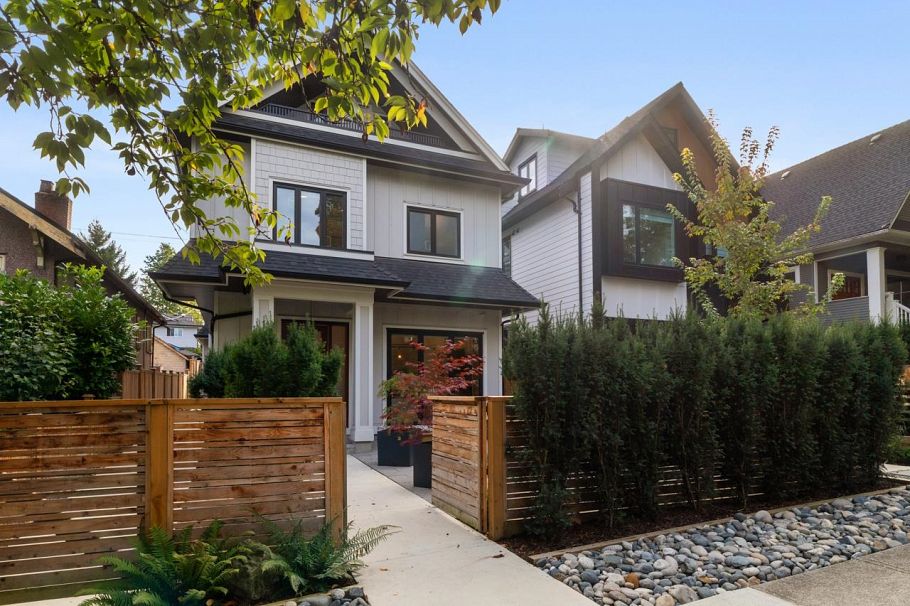 1 938 E 10th Avenue Vancouver, BC - 1