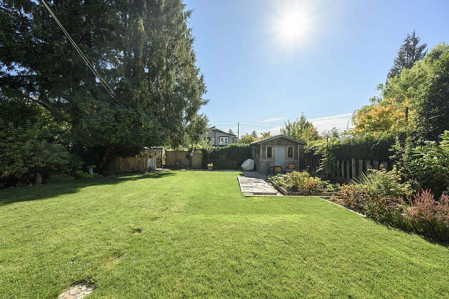545 W 22nd Street North Vancouver, BC - 35