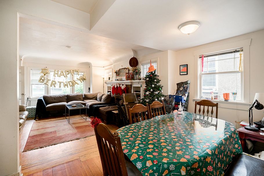 2715 W 16th Avenue Vancouver, BC - 4