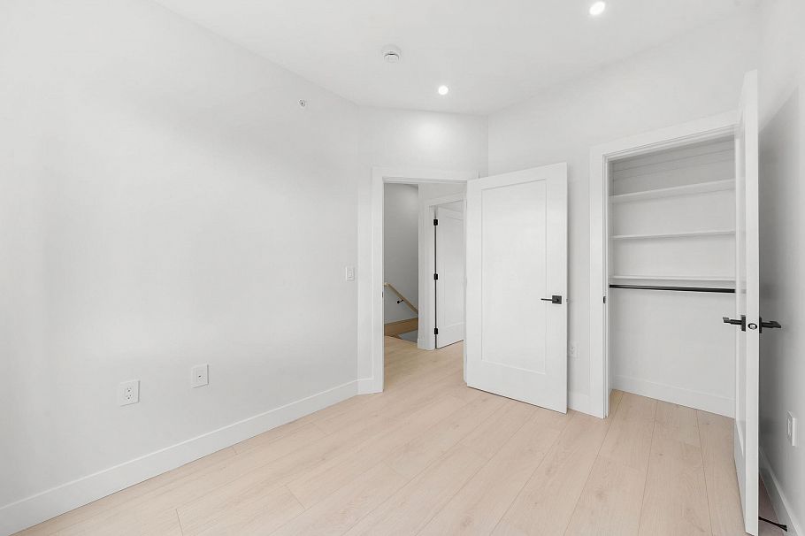 1 3274 E 44th Avenue Vancouver, BC - 34