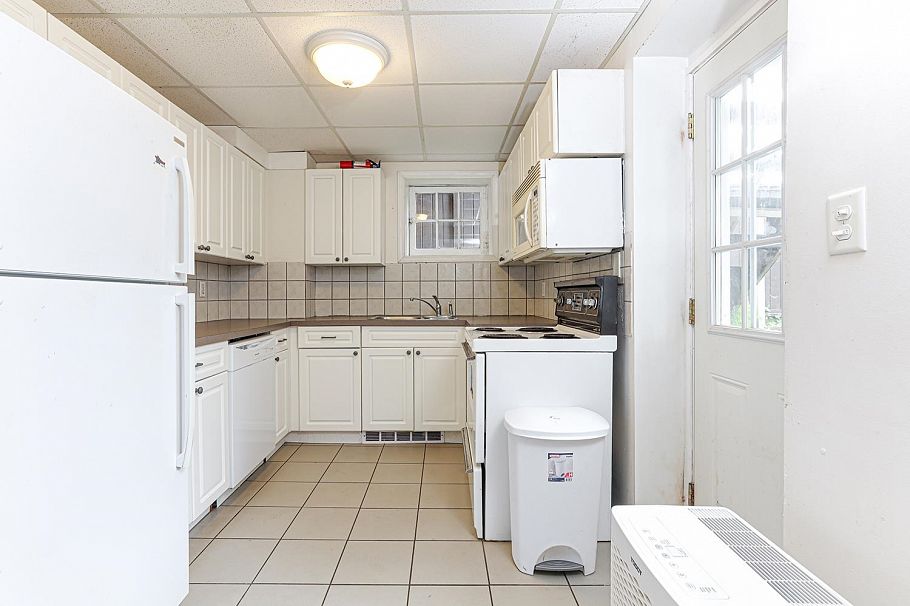 4557 W 14th Avenue Vancouver, BC - 36