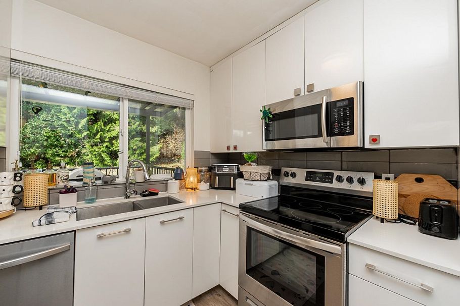 4377 Mountain Highway North Vancouver, BC - 10