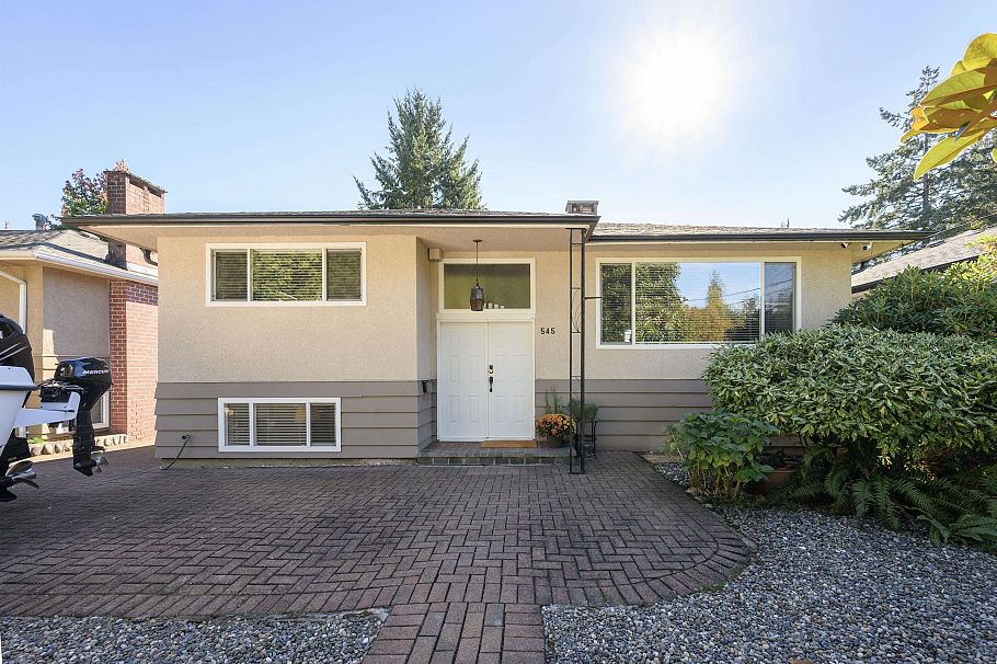 545 W 22nd Street North Vancouver, BC - 1