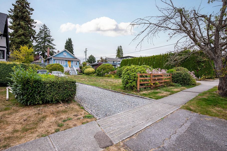 534 E 9th Street North Vancouver, BC - 2