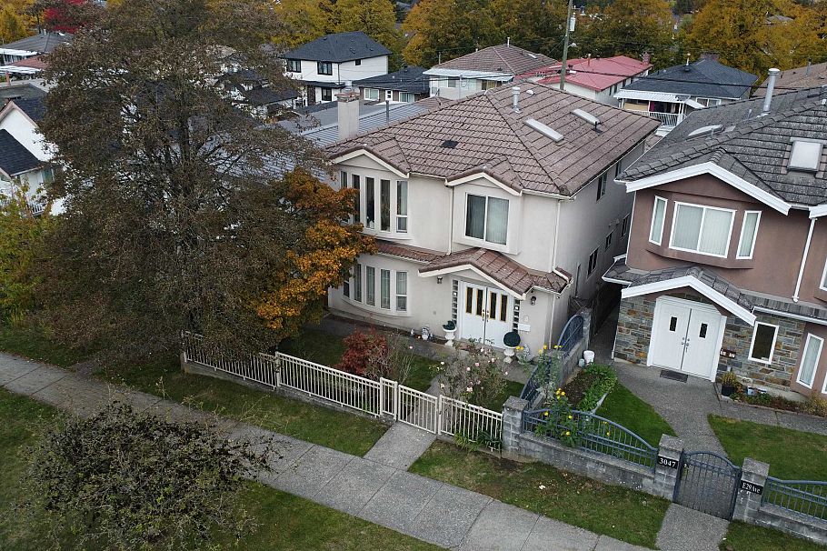 3043 E 29th Avenue Vancouver, BC - 2