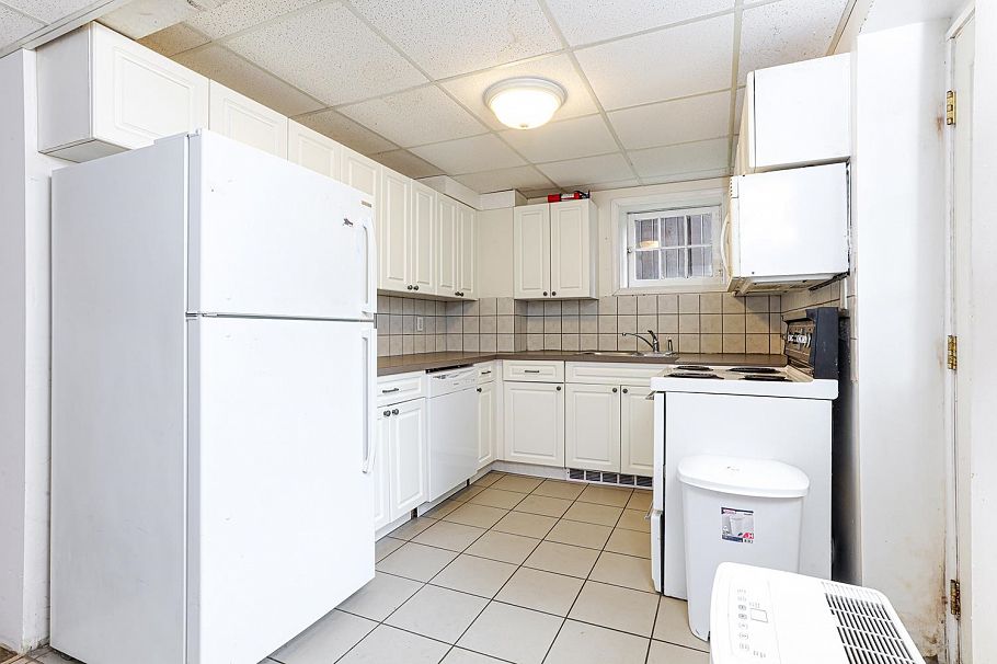 4557 W 14th Avenue Vancouver, BC - 35