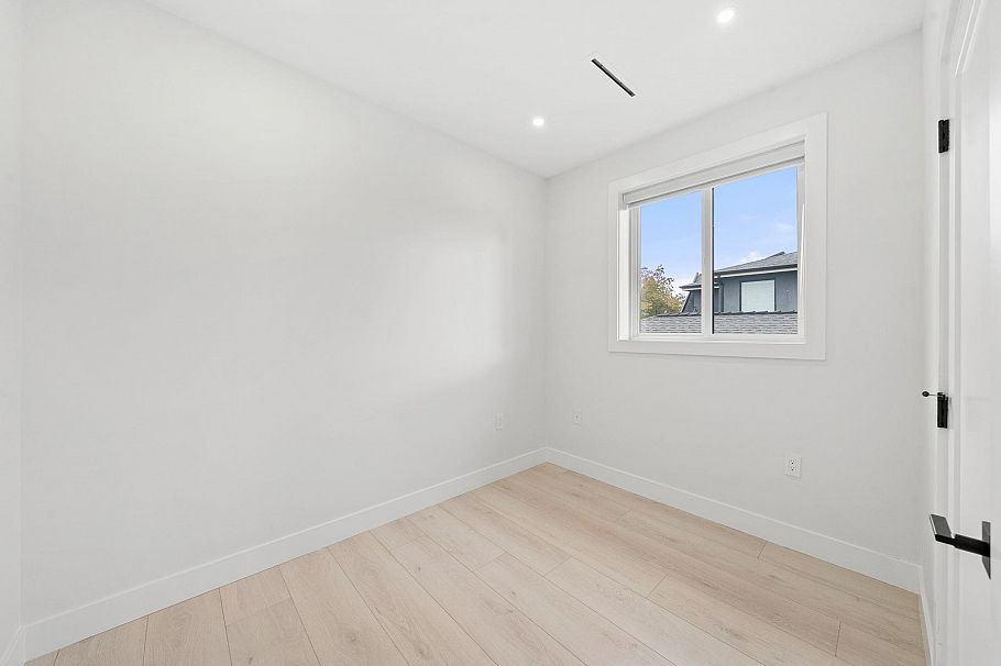 1 3274 E 44th Avenue Vancouver, BC - 31