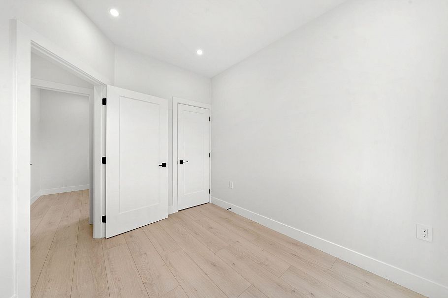 1 3274 E 44th Avenue Vancouver, BC - 33