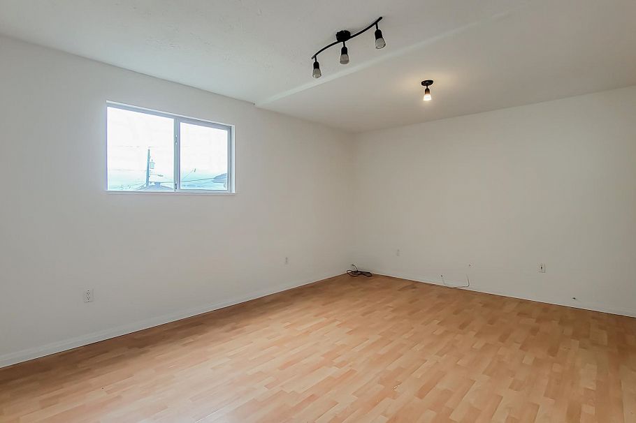 3279 E 24th Avenue Vancouver, BC - 7