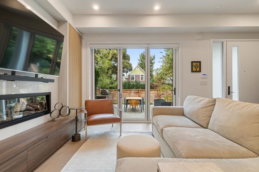 1 938 E 10th Avenue Vancouver, BC - 4