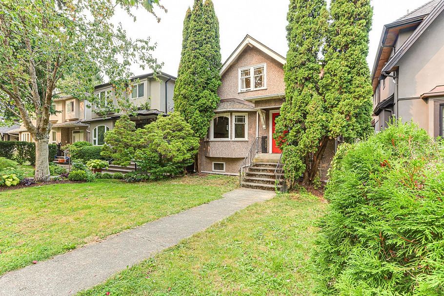 4557 W 14th Avenue Vancouver, BC - 4