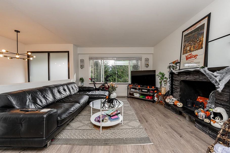 4377 Mountain Highway North Vancouver, BC - 5