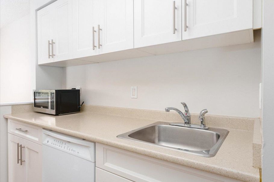 202 1550 Chesterfield Avenue North Vancouver, BC - 9