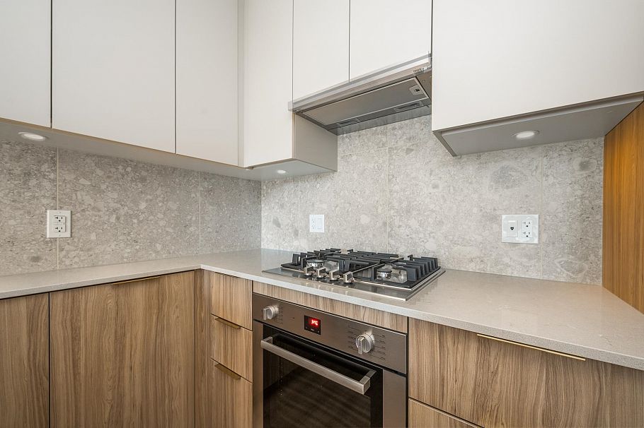 402 2325 Emery Court North Vancouver, BC - 8