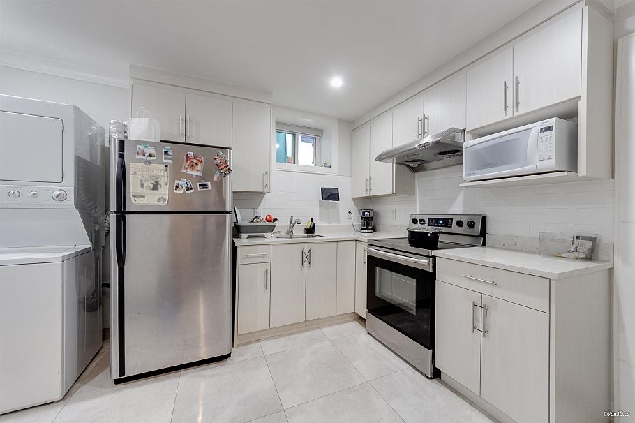 6913 Argyle Street Vancouver, BC - 37