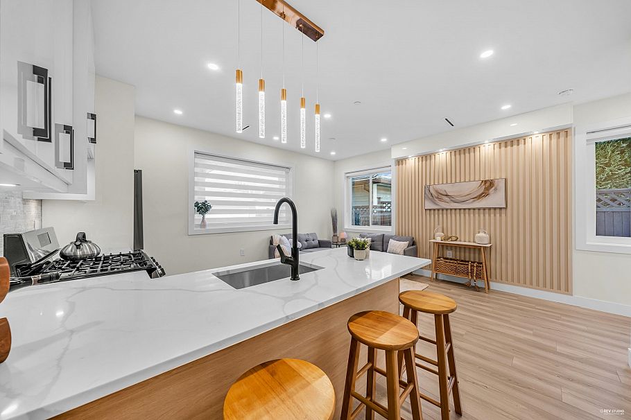 2 2703 E 3rd Avenue Vancouver, BC - 2