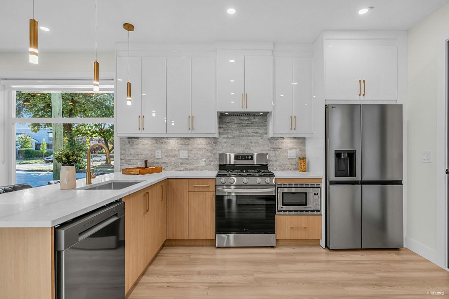 1 2705 E 3rd Avenue Vancouver, BC - 4