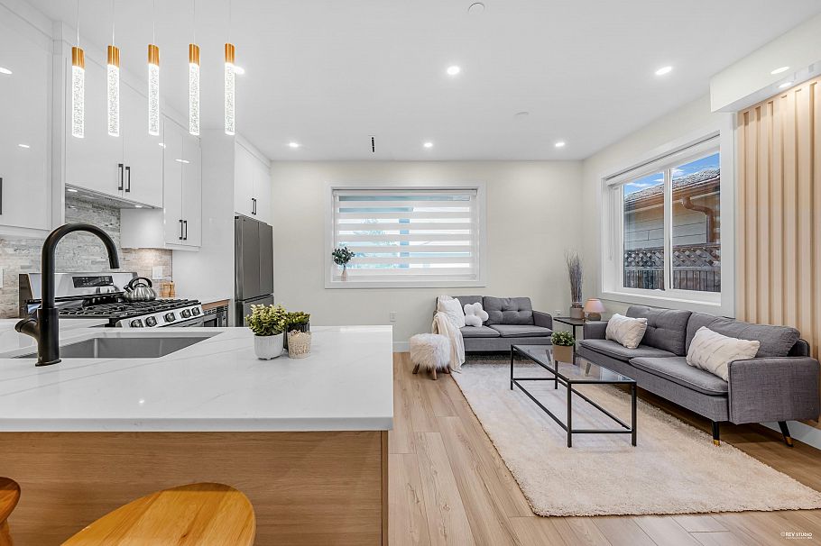 2 2703 E 3rd Avenue Vancouver, BC - 3