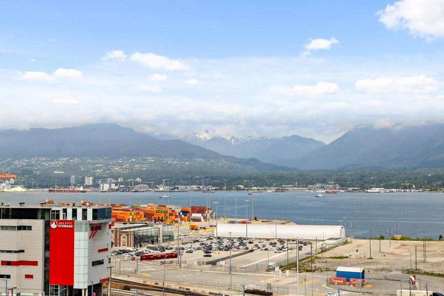 PH1 933 E Hastings Street Vancouver, BC - 1