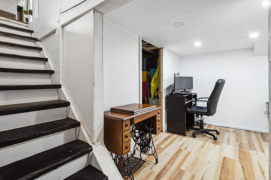 341 W 22nd Street North Vancouver, BC - 32