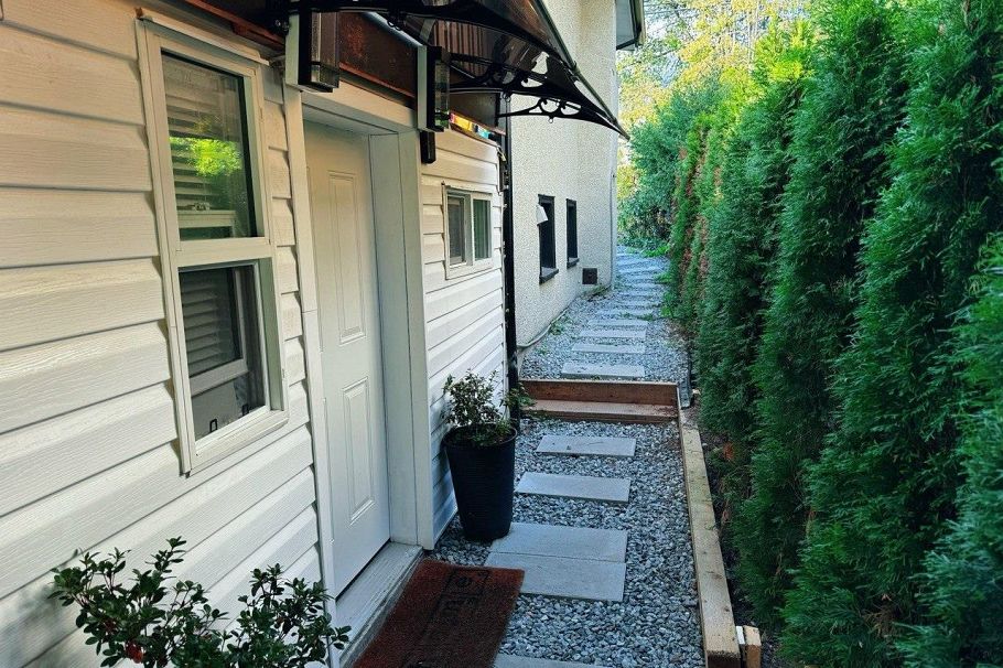 515 W Queens Road North Vancouver, BC - 32