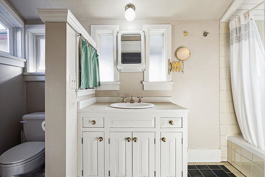 341 W 22nd Street North Vancouver, BC - 31