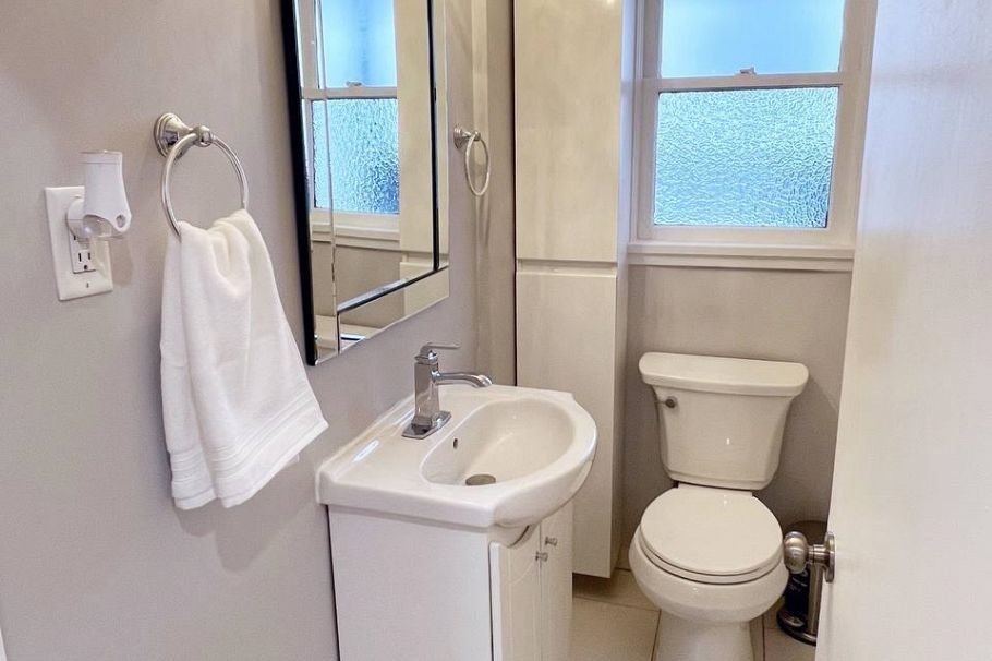 515 W Queens Road North Vancouver, BC - 25