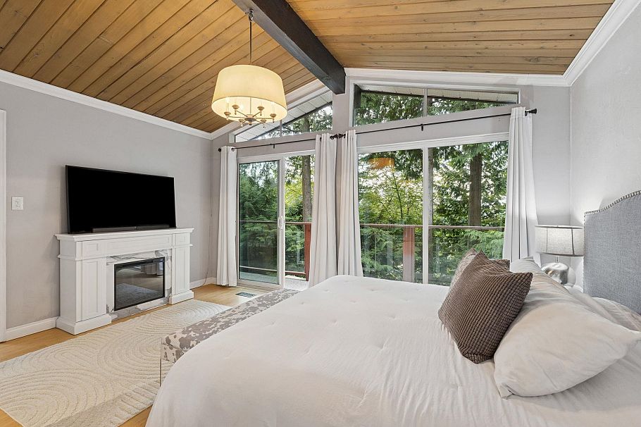 1433 Mcnair Drive North Vancouver, BC - 30