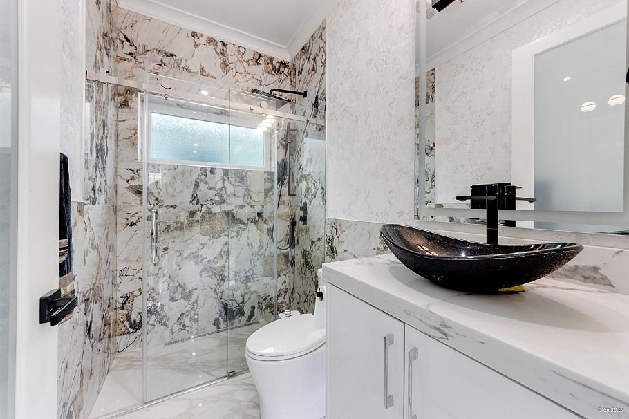 6913 Argyle Street Vancouver, BC - 9