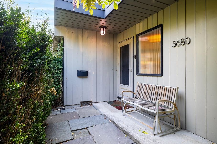 3680 Edgemont Boulevard North Vancouver, BC - 1