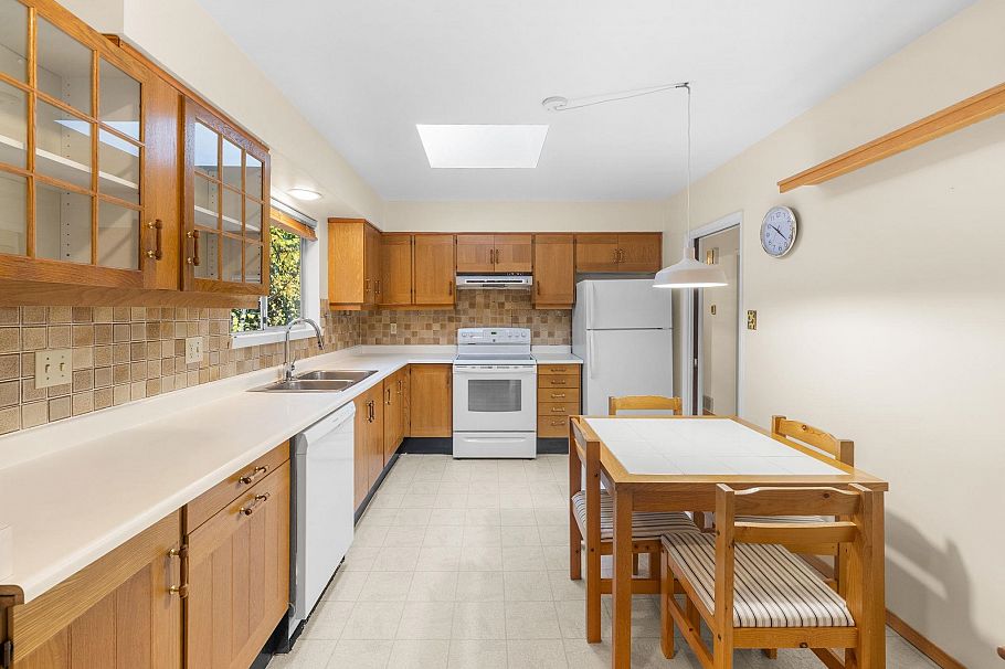 2086 Tompkins Crescent North Vancouver, BC - 10