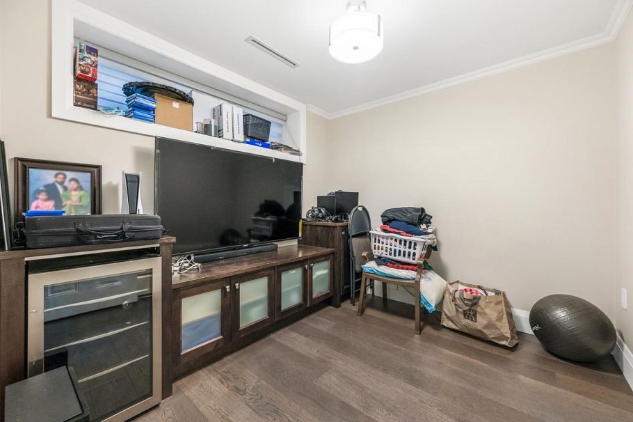 1176 E 60th Avenue Vancouver, BC - 22