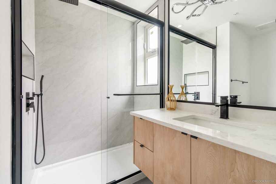 1 2124 Renfrew Street Vancouver, BC - 18