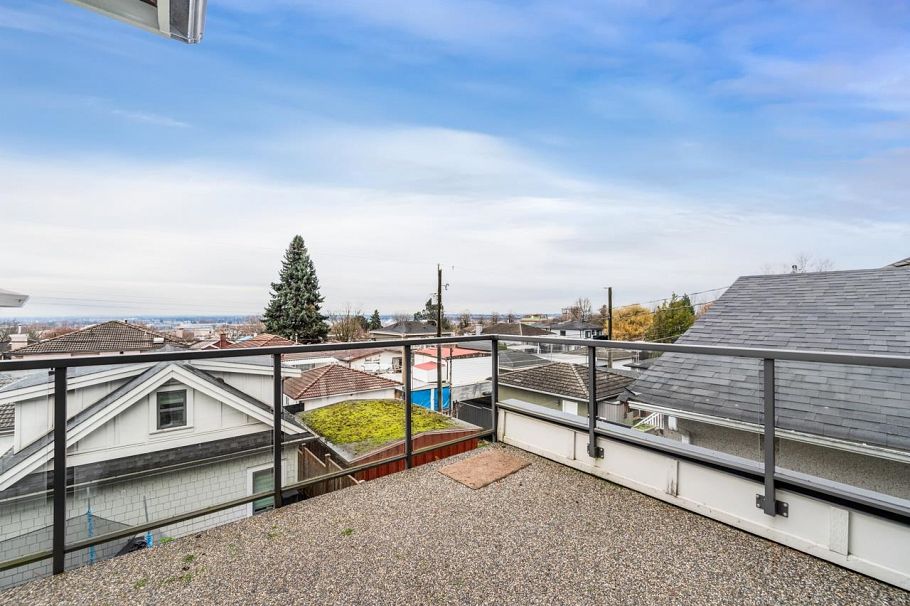 1176 E 60th Avenue Vancouver, BC - 26