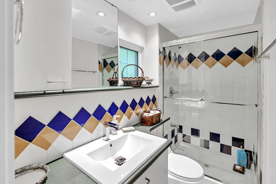 670 Montroyal Boulevard North Vancouver, BC - 24