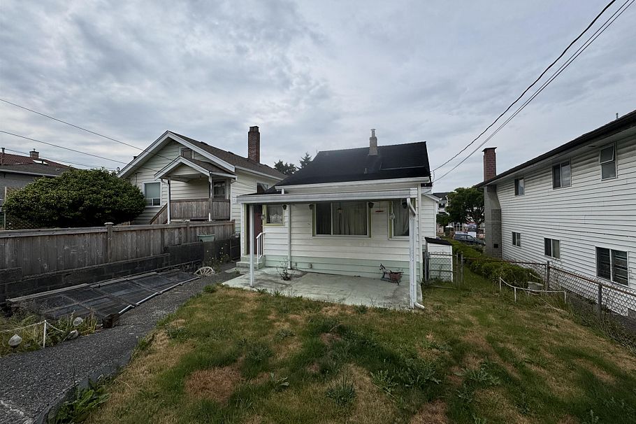 3058 Charles Street Vancouver, BC - 20