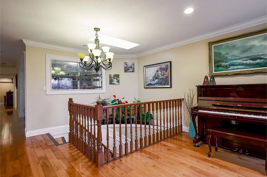 2038 E 40th Avenue Vancouver, BC - 4