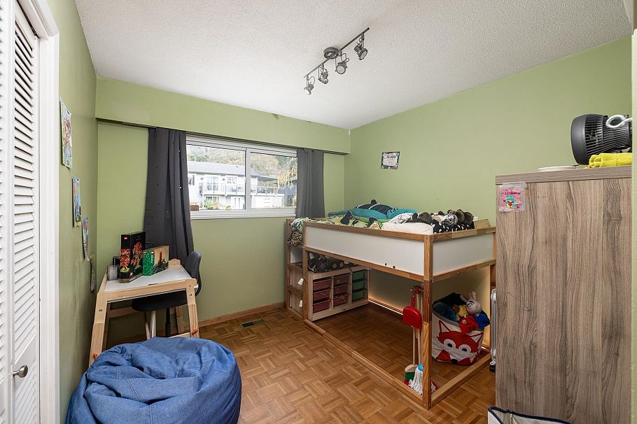 2041 Tompkins Crescent North Vancouver, BC - 30