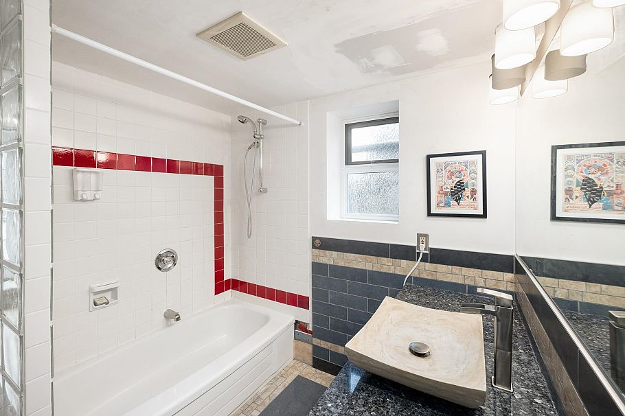 2041 Tompkins Crescent North Vancouver, BC - 40