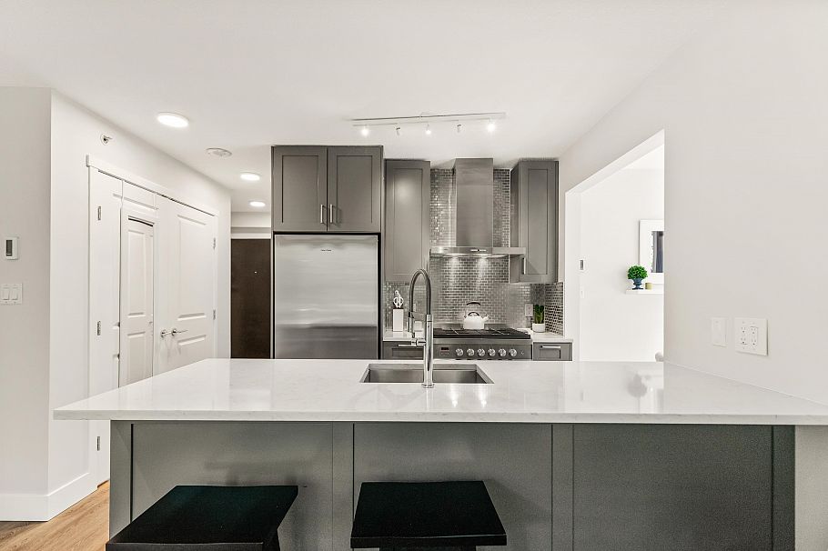 202 1001 Richards Street Vancouver, BC - 3