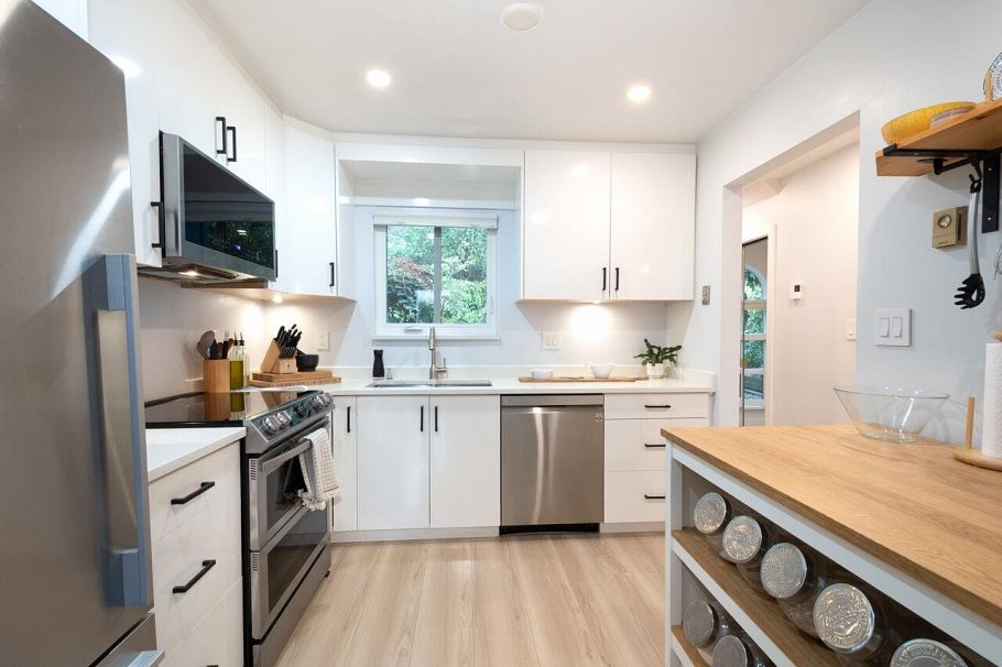 31 900 W 17th Street North Vancouver, BC - 2