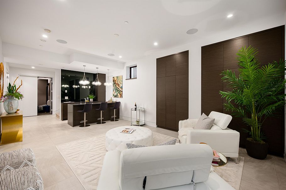 3953 W 21st Avenue Vancouver, BC - 21