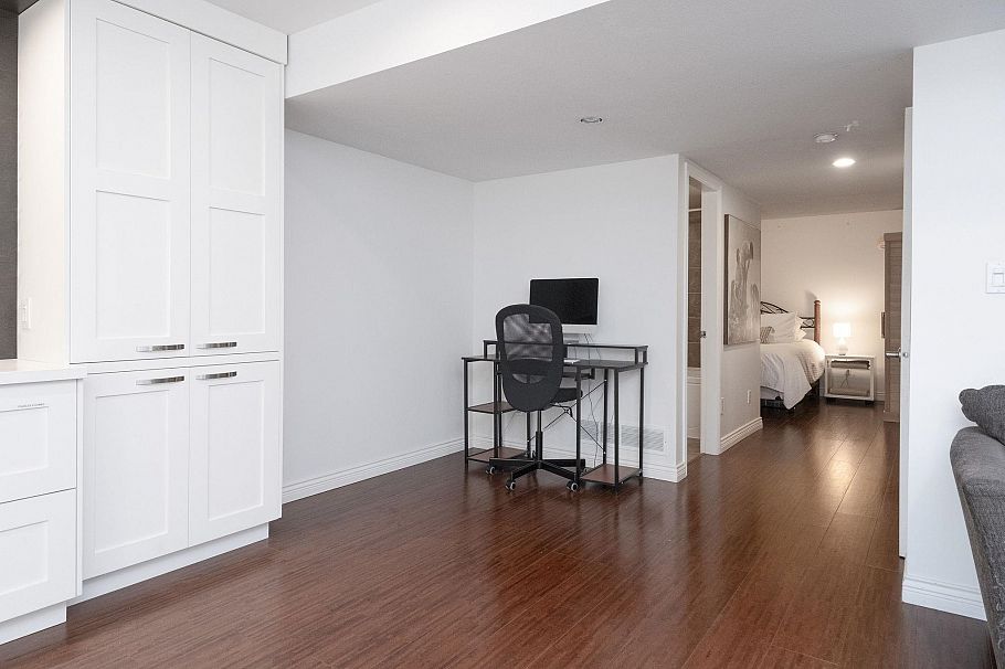 369 E 5th Street North Vancouver, BC - 32