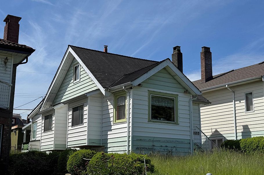 3058 Charles Street Vancouver, BC - 2