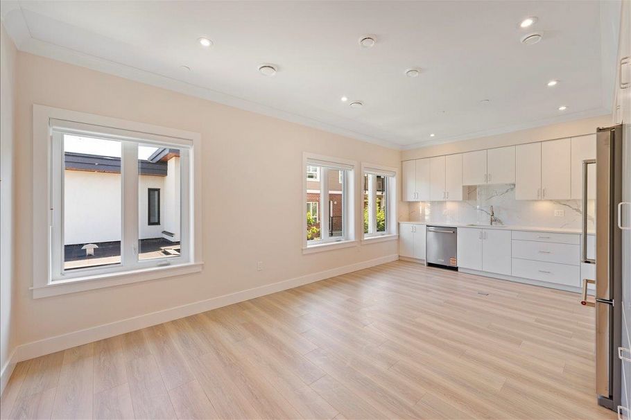 4854 Slocan Street Vancouver, BC - 5