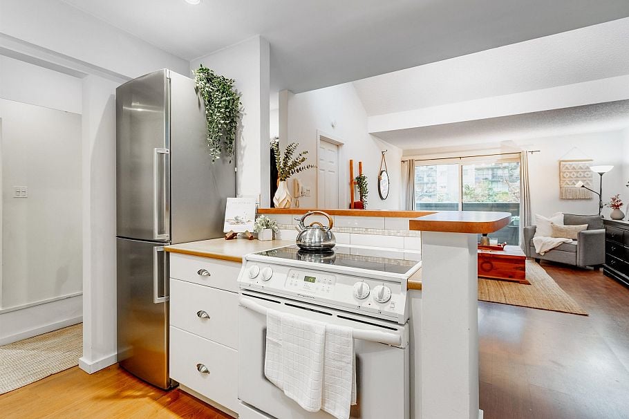 319 206 E 15th Street North Vancouver, BC - 9